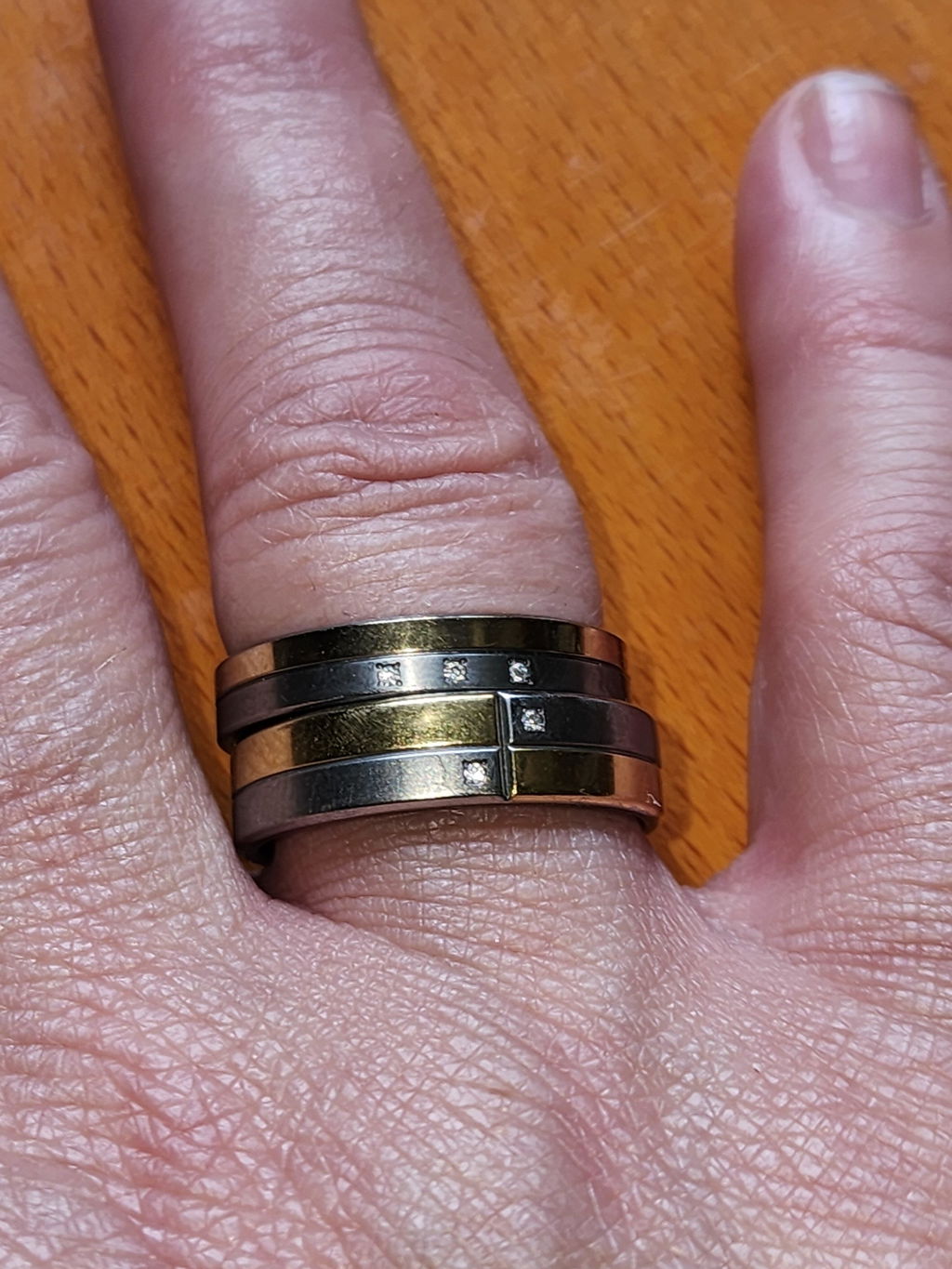 Schlichter Ring mit Funkeln