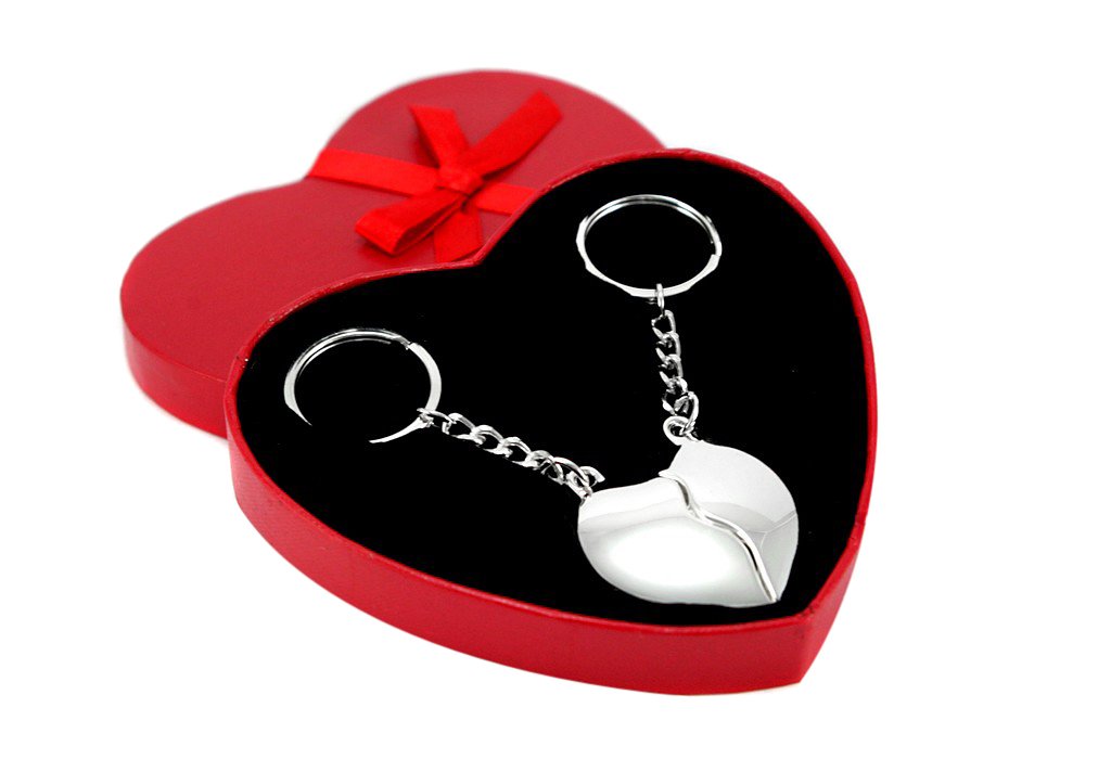 brillibrum-geteiltes-herz-schl-sselanh-nger-broken-heart-mit-gravur-im-herz-etui image 1