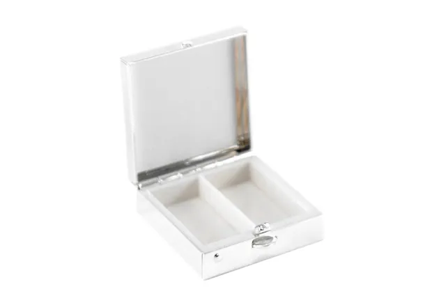 brillibrum-pillendose-quadratisch-personalisiert-verchromtes-pillenetui-mit-2-f- image 1