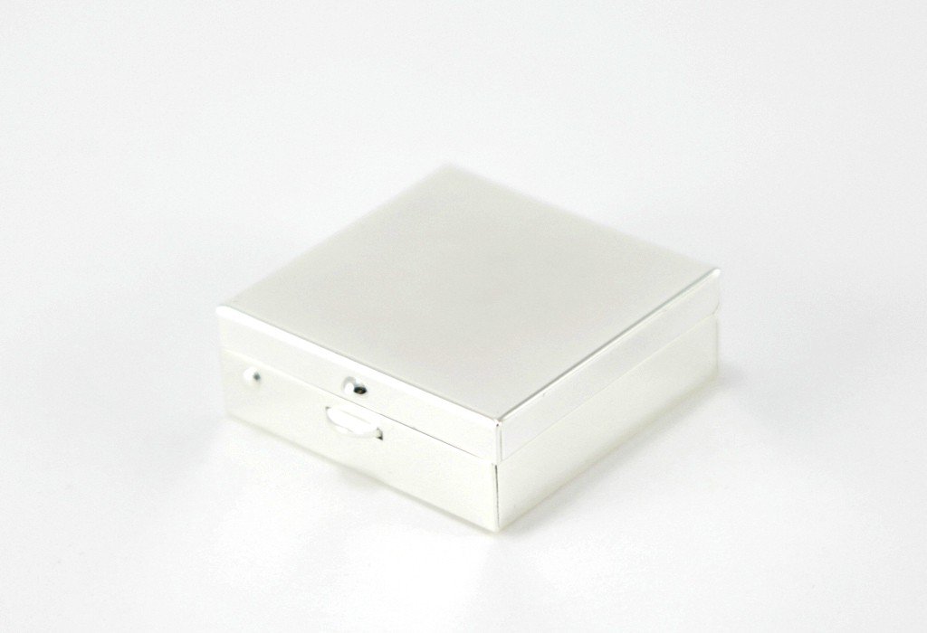 brillibrum-pillendose-quadratisch-personalisiert-verchromtes-pillenetui-mit-2-f- image 2