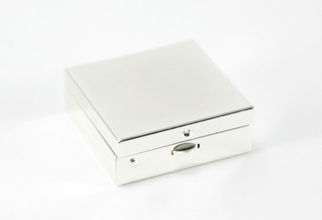 brillibrum-pillendose-quadratisch-personalisiert-verchromtes-pillenetui-mit-2-f- image 3