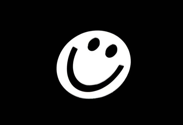 brillibrum-design-lesezeichen-l-cheln-versilbert-mit-gru-karte-smiley image 1